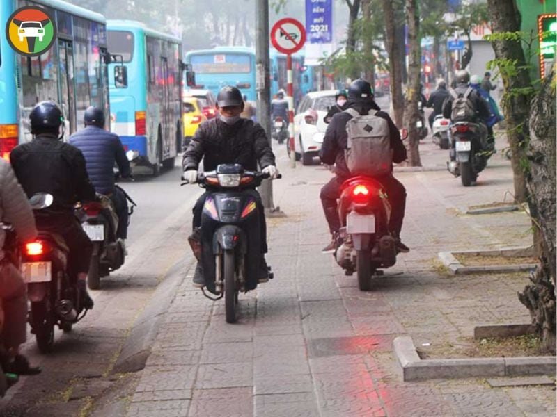 Xe Máy Đi Trên Vỉa Hè: Quy Định & Mức Phạt Mới Nhất 7 Hành vi bị cấm và xử phạt nặng là điều khiển xe máy chạy dọc vỉa hè để tránh tắc đường
