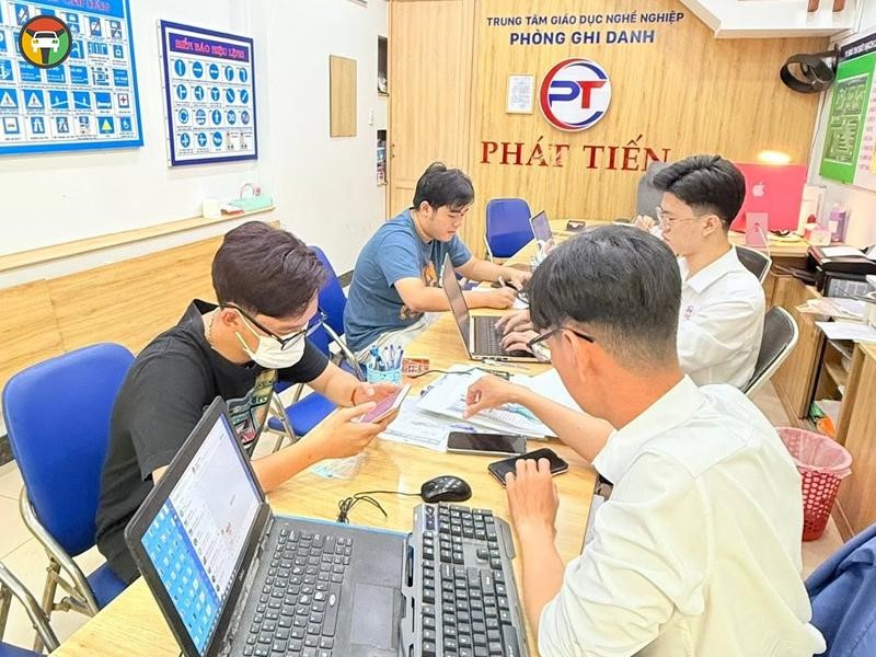Thi Bằng Lái Xe Máy A, A1 Ở Đâu Tốt Nhất Quận Bình Thạnh? 8 Học viên đăng ký tihi bằng lái xe máy tại Trung Tâm Đào Tạo & Sát Hạch Lái Xe TP.HCM Đồng Tâm (thuộc Trung Tâm Giáo Dục Nghề Nghiệp Phát Tiến)