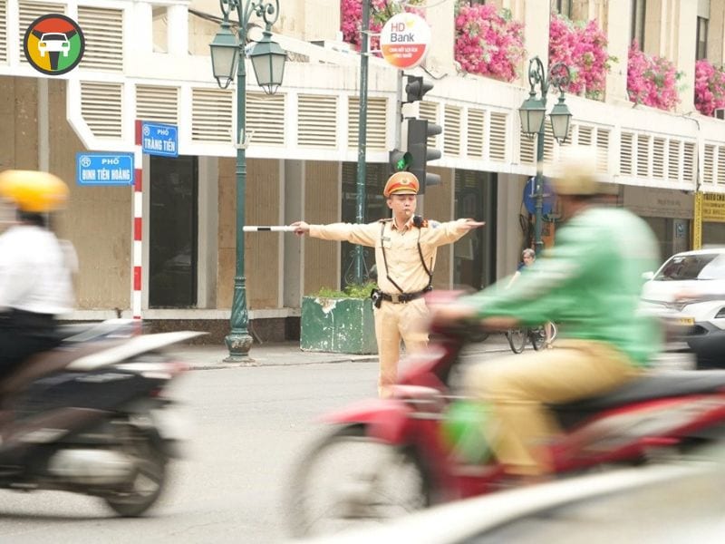 Khi Nào Được Rẽ Phải Lúc Đèn Đỏ? Cập Nhật Quy Định Mới Nhất 9 Được rẽ phải khi đèn đỏ khi có hiệu lệnh của người điều khiển giao thông (CSGT)