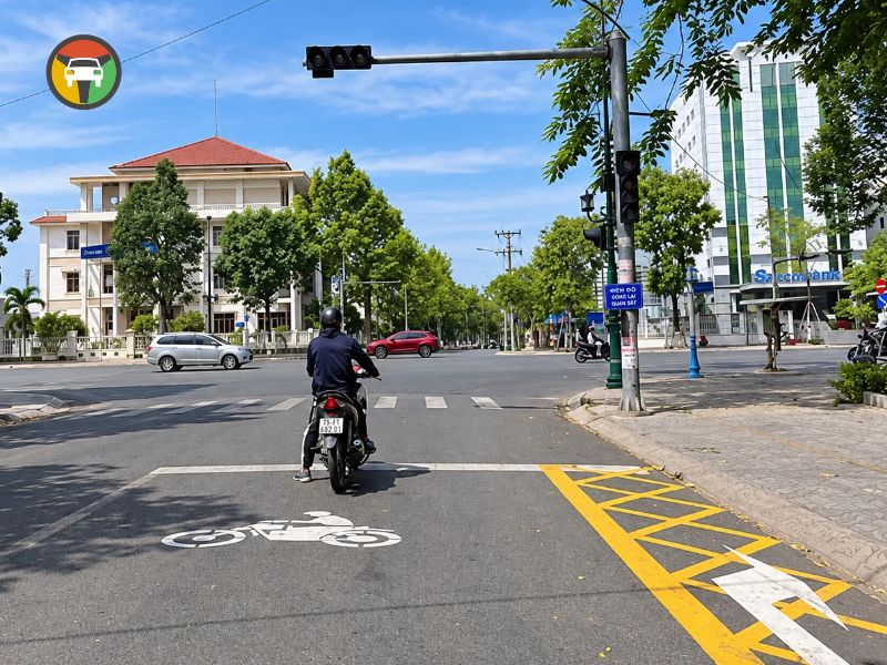 Khi Nào Được Rẽ Phải Lúc Đèn Đỏ? Cập Nhật Quy Định Mới Nhất 13 Vạch kẻ đường (vạch mắt võng) kết hợp mũi tên chỉ hướng rẽ phải