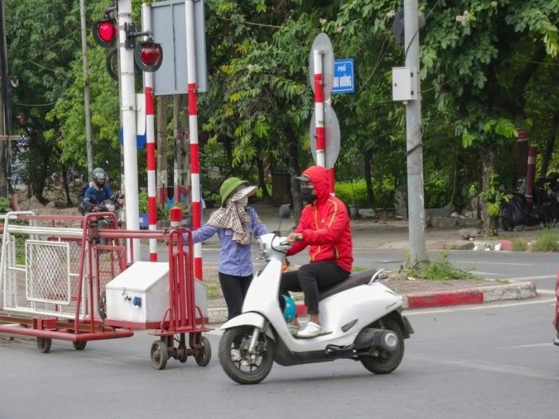 Ô Tô, Xe Máy Vượt Đèn Đỏ Đường Sắt Bị Phạt Bao Nhiêu? Quy Định Mới Nhất 5 Xe máy vượt đèn đỏ đường sắt (ảnh minh họa)